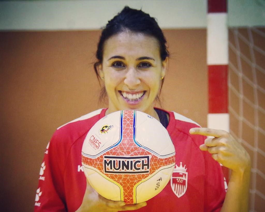 Leti (Jugadora de Futsi Atlético Navalcarnero): "Creo que debemos dar más espectáculo, que las jugadoras debemos ser más atrevidas, que el fútbol sala no sea tan táctico o tan físico sino que la magia y la genialidad se impongan."