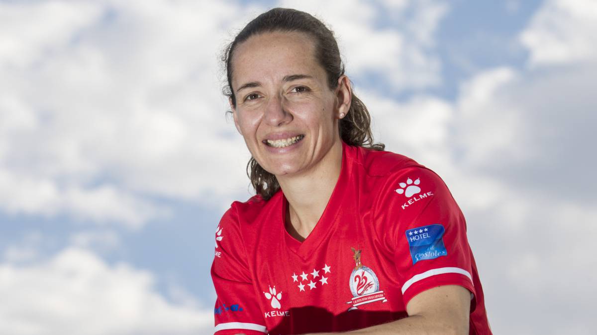 Ju Delgado (Jugadora de Futsi Atlético Navalcarnero):"Actualmente tenemos muy buenas sensaciones, confianza y buen juego. Los fichajes ya están adaptados y la plantilla ha dado un salto de calidad en todos los sentidos."