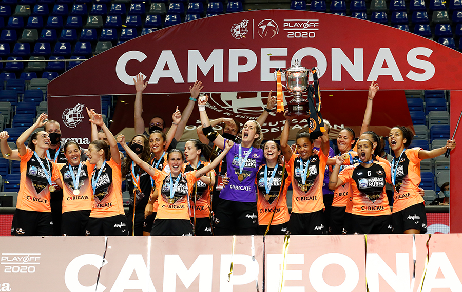 ¡Las jugadoras del Pescados Rubén Burela FS alzan al cielo su título de campeonas!