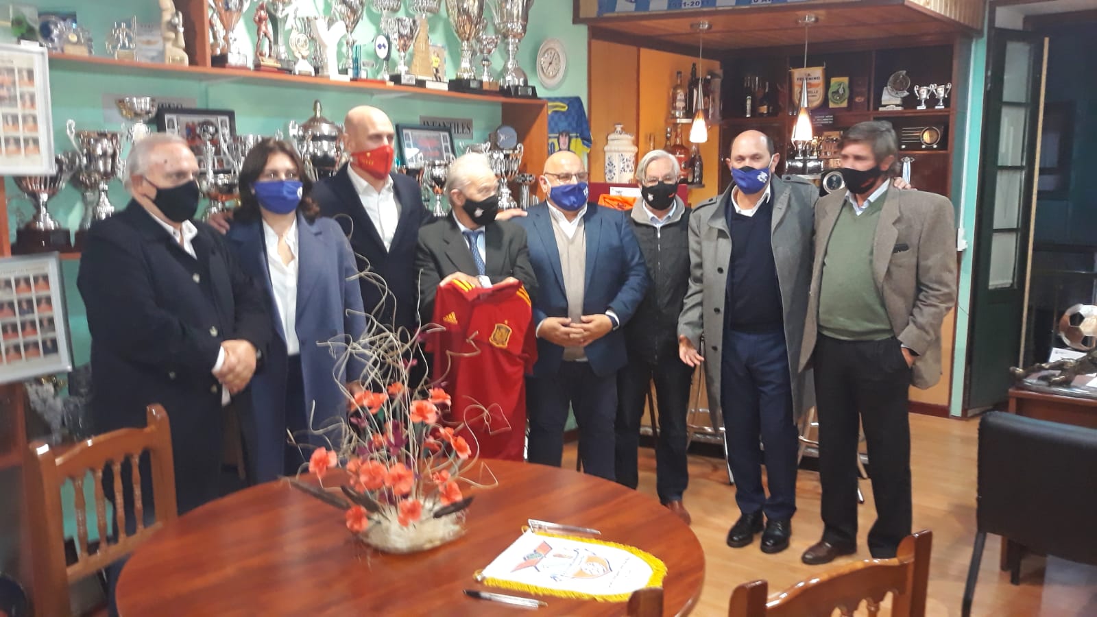 Los presidentes de la RFEF y RFGF, Luis Rubiales y Rafael Louzán, visitaron la sede social del Viaxes Amarelle FSF en Santa Comba