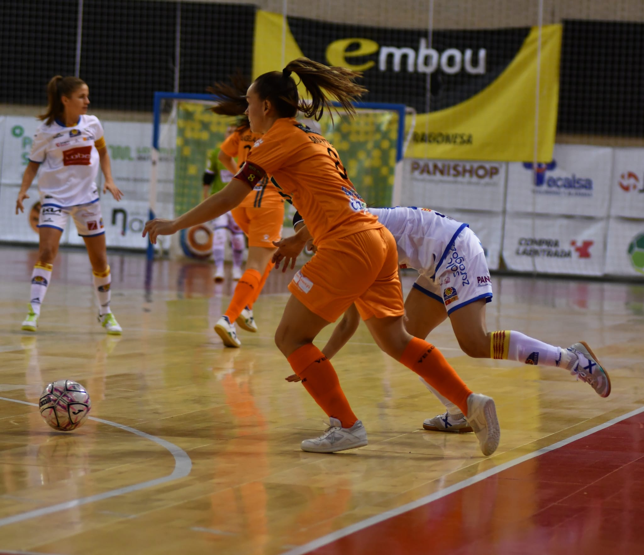 Foto: Jorge Del Valle- ( Mayte Mateo conduce el balon ante una rival )