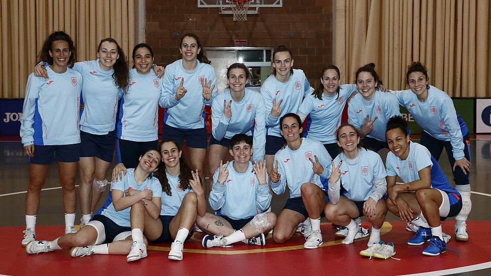 La Selección Femenina de Fútbol Sala disputa hoy en Calviá a las 19:00 horas el primer amistoso ante la Selección de Brasil con las cámaras de Teledeporte en directo.