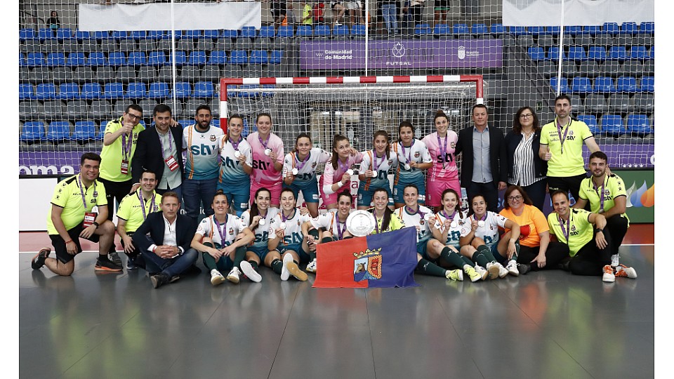 Pescados Rubén Burela Campeón de la Copa de Fútbol Sala Femenino de S. M. La Reina al ritmo de Peque